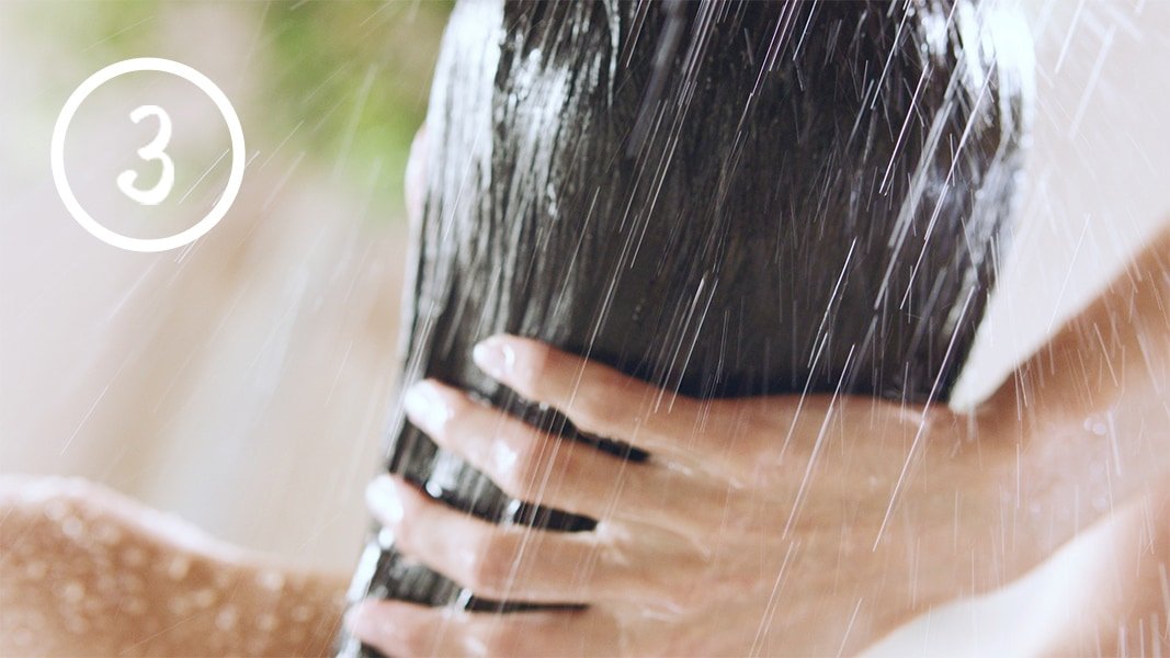 Frau unter der Dusche